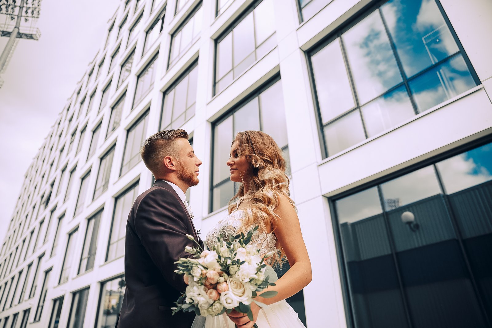 Wedding couple in front of a modern building
